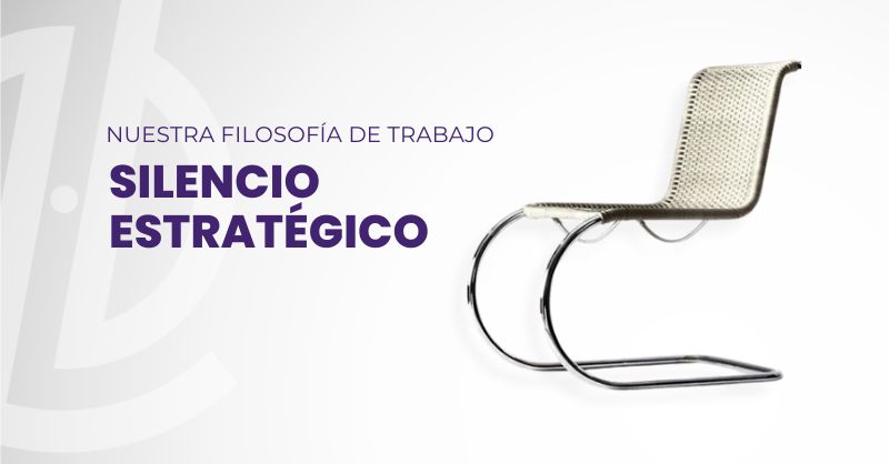 Silla minimalista inspirada en Mies van der Rohe con el texto “Silencio estratégico: nuestra filosofía de trabajo” – Ollesch Agency.