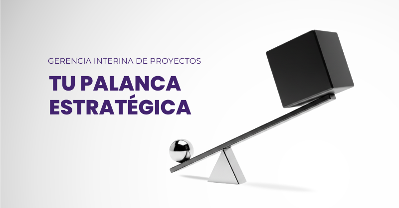 Ilustración conceptual minimalista de una palanca metálica apoyada en un fulcro geométrico, con esfera de acero y cubo negro en equilibrio. Portada del artículo “Gerencia Interina de Proyectos: tu palanca estratégica” de Ollesch Agency.