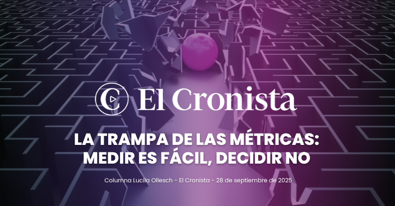 La trampa de las métricas: medir es fácil, decidir no - Ollesch Agency Visual conceptual de un laberinto con una esfera magenta que rompe los muros, simbolizando la dificultad de decidir más allá de medir.
