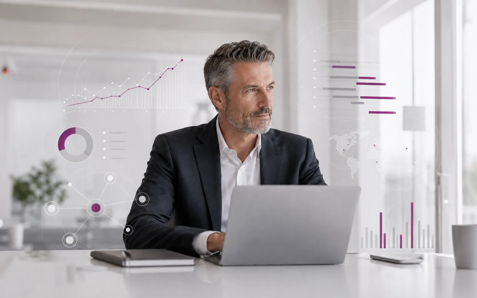 Ejecutivo analizando datos y oportunidades de crecimiento con apoyo de inteligencia artificial